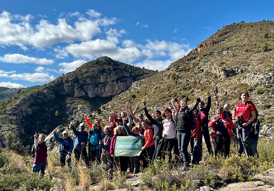 El programa Alternatura lleva a una treintena de excursionistas al Salt del Cavall