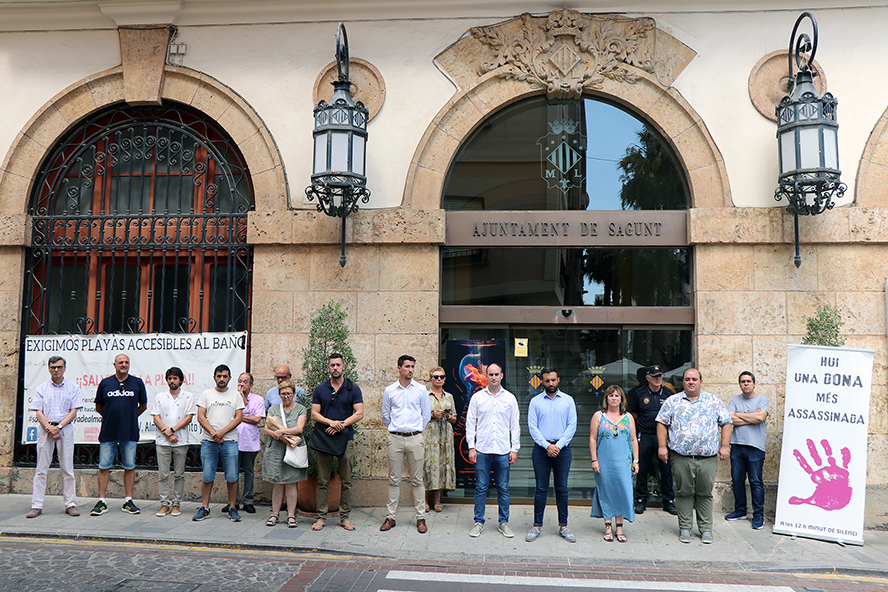 Sagunto guarda un minuto de silencio en señal de condena y repulsa por el presunto asesinato machista en Utrera 